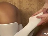 Kyra Black masturba um tipo com os pés dela